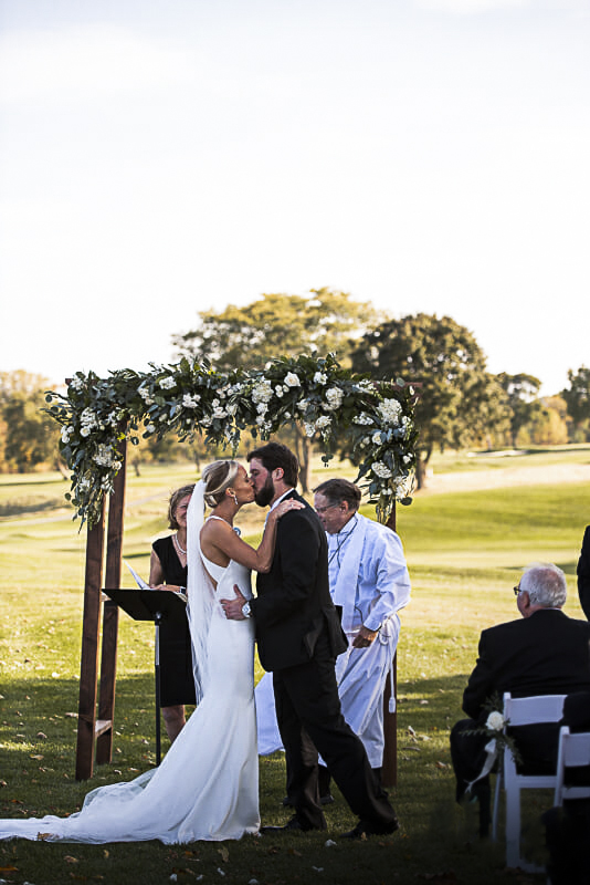 first-kiss-at-inverness-country-club-toledo