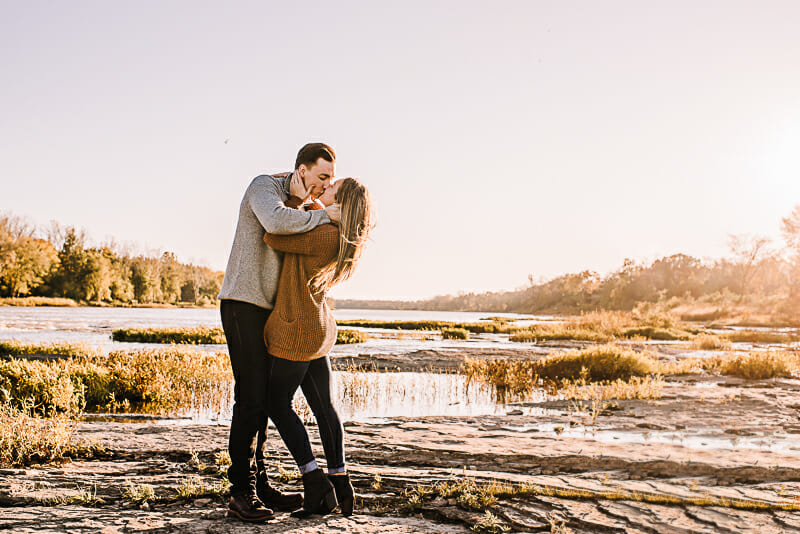 romantic-fall-engagement-photos-at-sidecut