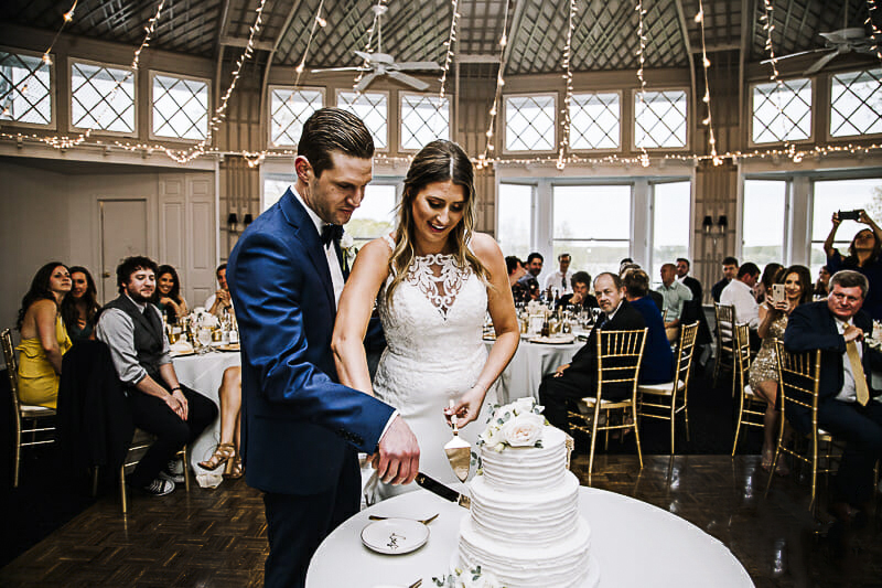 bride-and-groom-cutting-cake-at-toledo-country-club-wedding