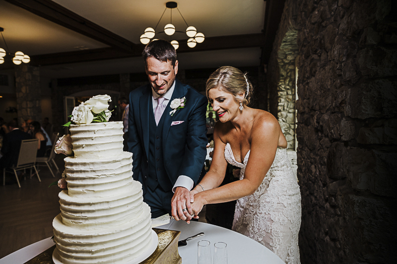 gideon-owen-cake-cutting-with-wedding-couple