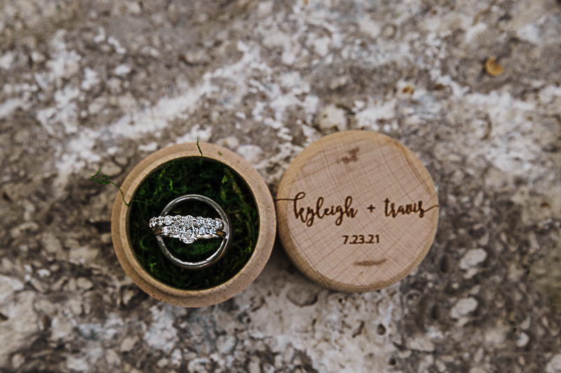 wedding-rings-at-gideon-owen-winery-wedding