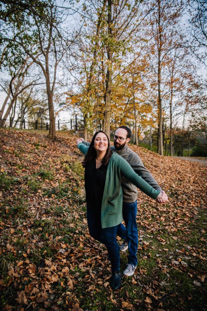 engagement-session-in-the-fall-in-toledo