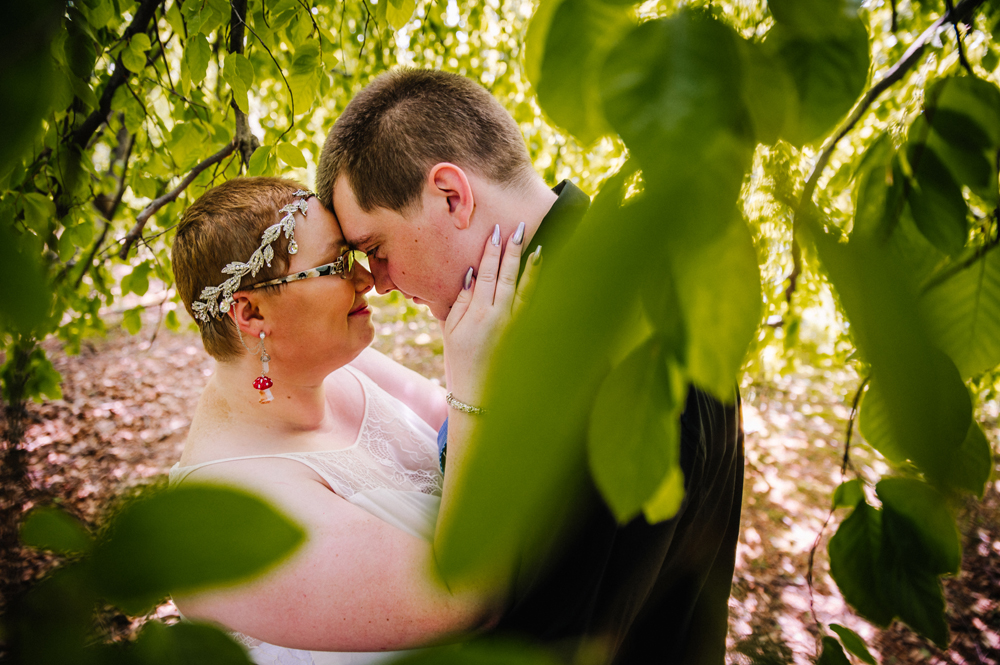 couple under tree at toledo botanical garden