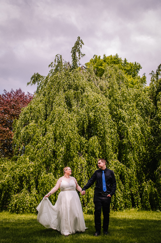 wedding couple walking at toledo botanical garden